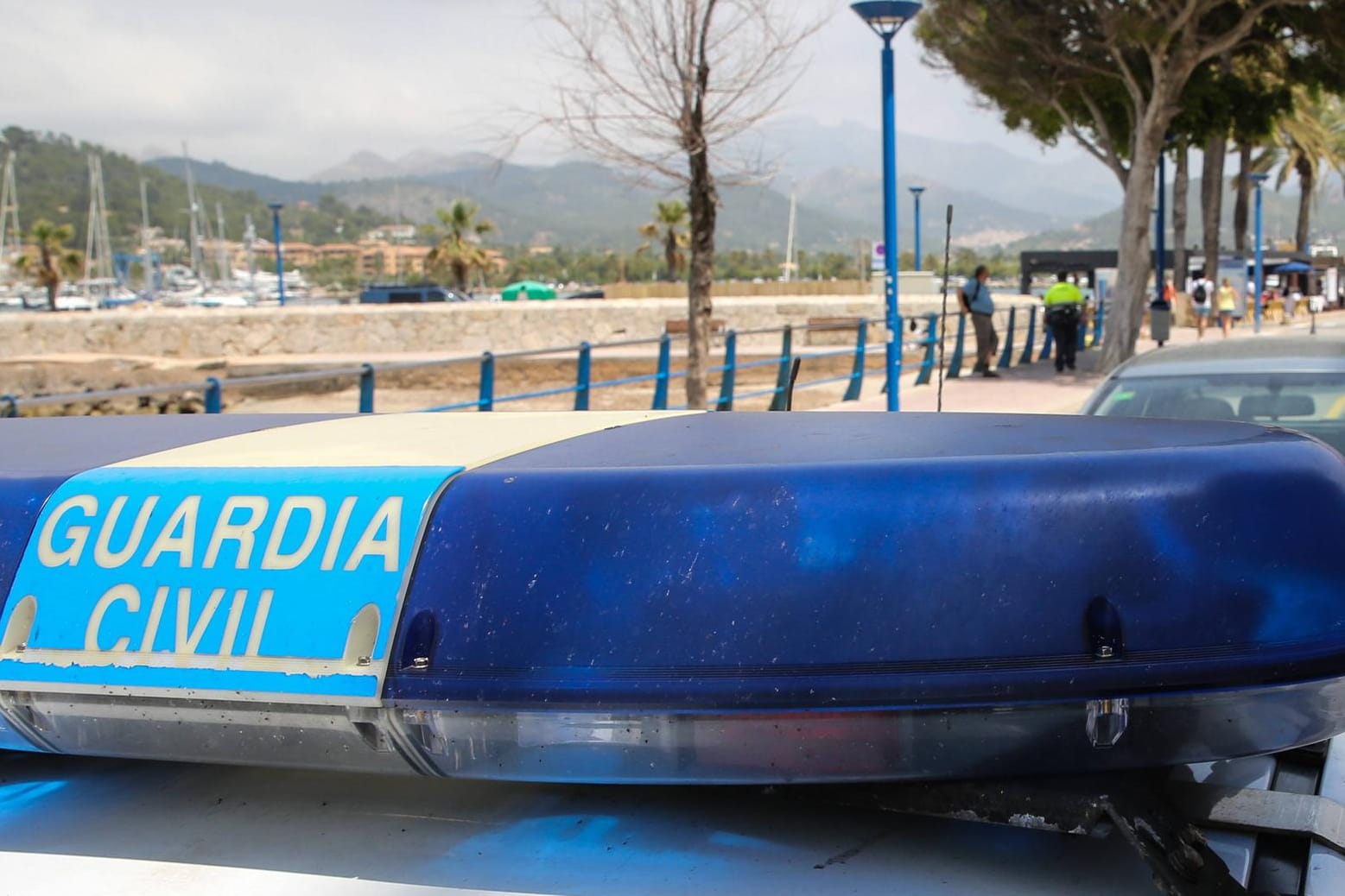 Ein Wagen der spanischen Polizei: Der Mann hatte die Polizei zu sich nach Hause gerufen und sie dort mit Gewehrkugeln empfangen. (Symbolbild)