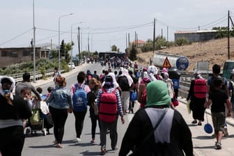 Geflüchtete auf der griechischen Insel Lesbos: Griechenland möchte 1500 Migranten, die von Griechenland nach Deutschland gekommen sind, zurücknehmen.