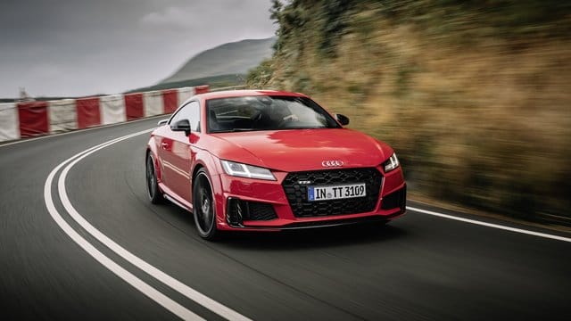 Kleiner Frischekick für die dritte Generation: Mit einer sportlicheren Optik und überarbeiteten Motoren geht der Audi TT im vierten Quartal an den Start. Kleiner Frischekick für die dritte Generation: Mit einer sportlicheren Optik und überarbeiteten Motoren geht der Audi TT im vierten Quartal an den Start.