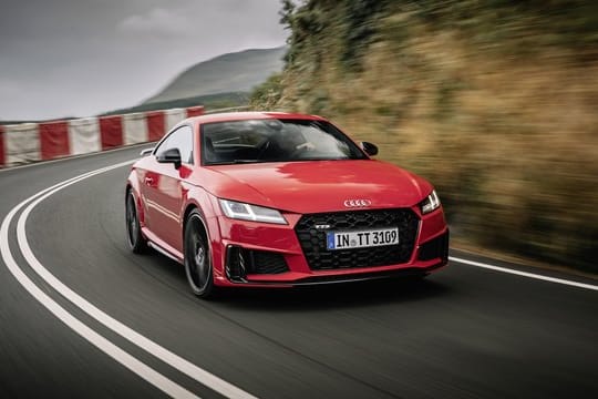 Kleiner Frischekick für die dritte Generation: Mit einer sportlicheren Optik und überarbeiteten Motoren geht der Audi TT im vierten Quartal an den Start.