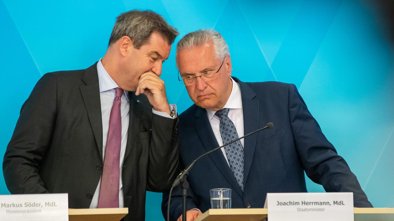 Bayerns Ministerpräsident Markus Söder mit Innenminister Joachim Herrmann: Kommando zurück.