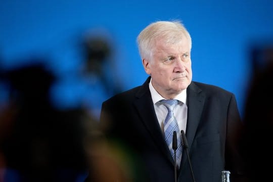 Seehofers Partei, die CSU, ist vor der Landtagswahl weit von der absoluten Mehrheit entfernt.