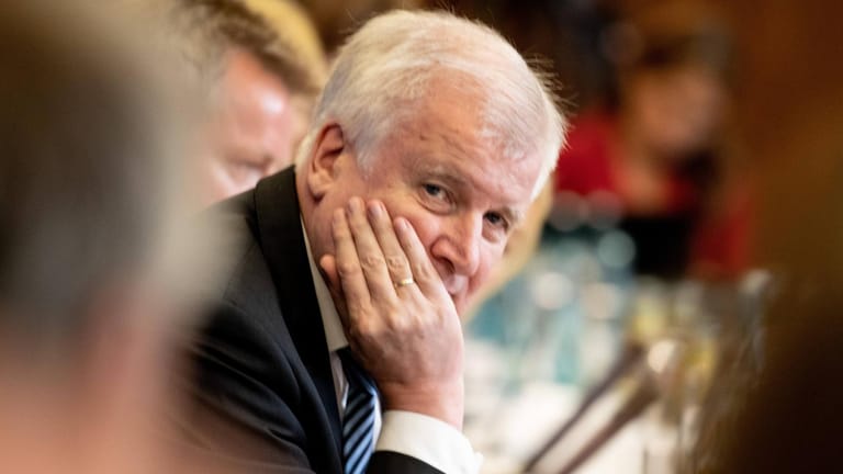 Horst Seehofer in Berlin: Der CSU-Chef hat offenbar seiner eigenen Partei mit der Asyldebatte geschadet.
