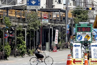 Hitzeflimmern ist in den Straßen der Stadt zu sehen: Seit vergangener Woche sind bereits etwa zwei Dutzend Menschen in Folge der Sommerhitze gestorben.