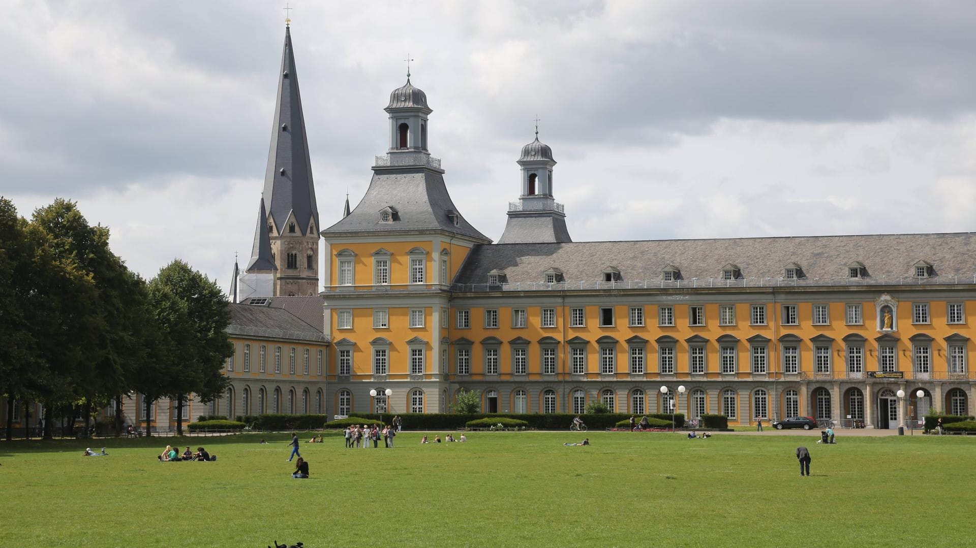 Die Universität mit Hofgartenwiese und Bonner Münster: Im Bonner Hofgarten ereigneten sich sowohl der Angriff auf den Professor als auch der neue Vorfall. (Archivbild) Die Universität mit Hofgartenwiese und Bonner Münster: Im Bonner Hofgarten ereigneten sich sowohl der Angriff auf den Professor als auch der neue Vorfall. (Archivbild)