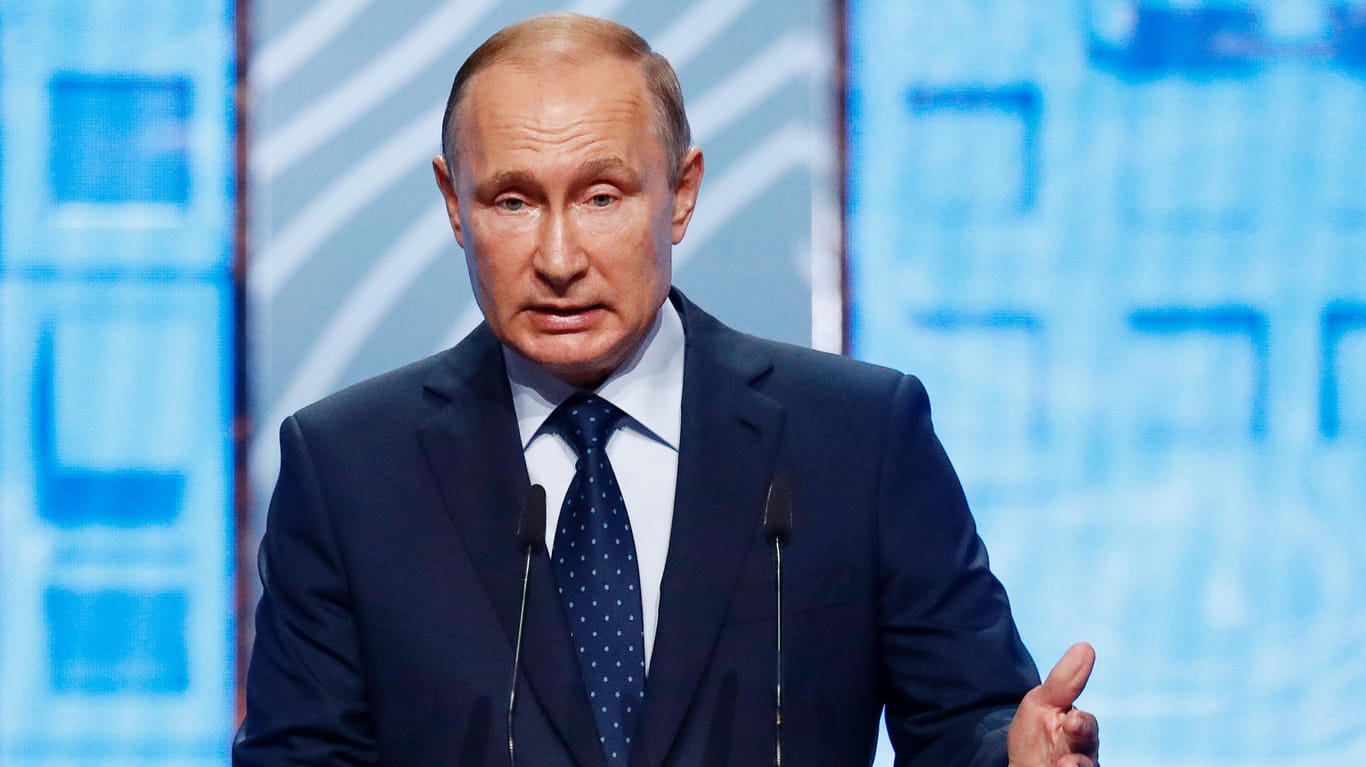 Wladimir Putin spricht beim Urban Forum in Moskau: Der russische Präsident wies die bislang geschlossene Stadt an, sich auf seinen veränderten Status vorzubereiten.