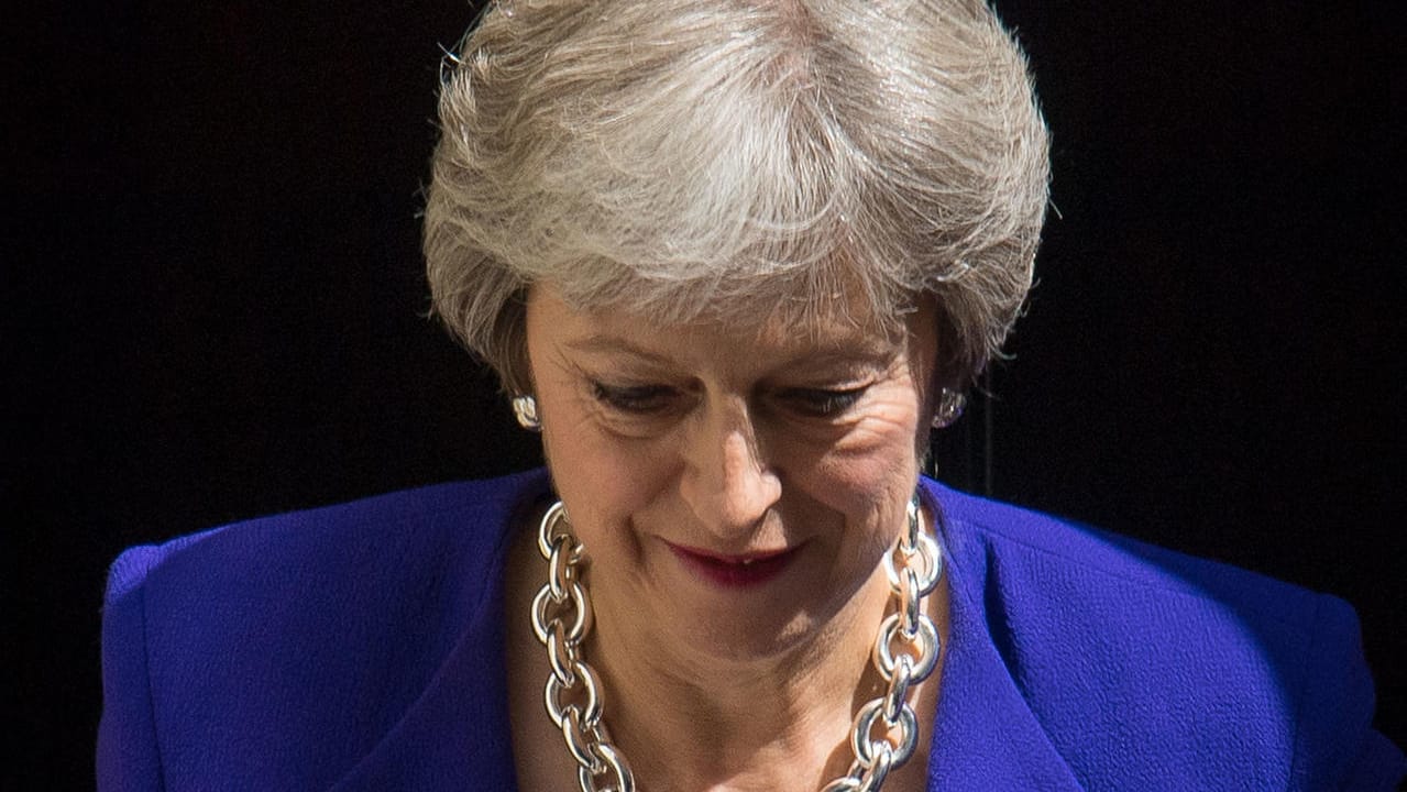 Theresa May: Bei einem Auftritt der Premierministerin von Großbritannien wollte der Mann auf sie zusprinten und töten.