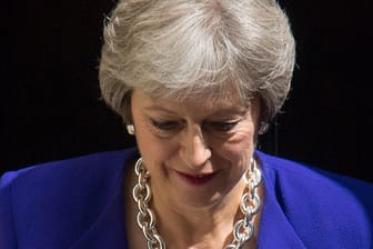 Theresa May: Bei einem Auftritt der Premierministerin von Großbritannien wollte der Mann auf sie zusprinten und töten.