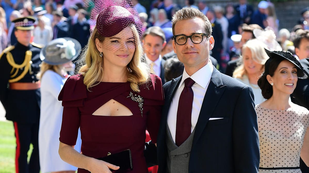 Gabriel Macht und seine Frau Jacinda Barrett: Hier strahlen sie auf der Hochzeit von Meghan und Harry.