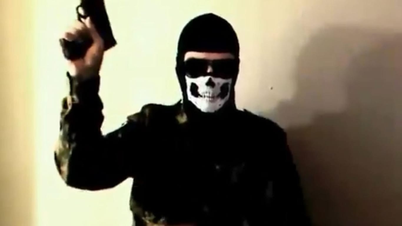 Maskierter im Propaganda-Video der "Atomwaffen Division"