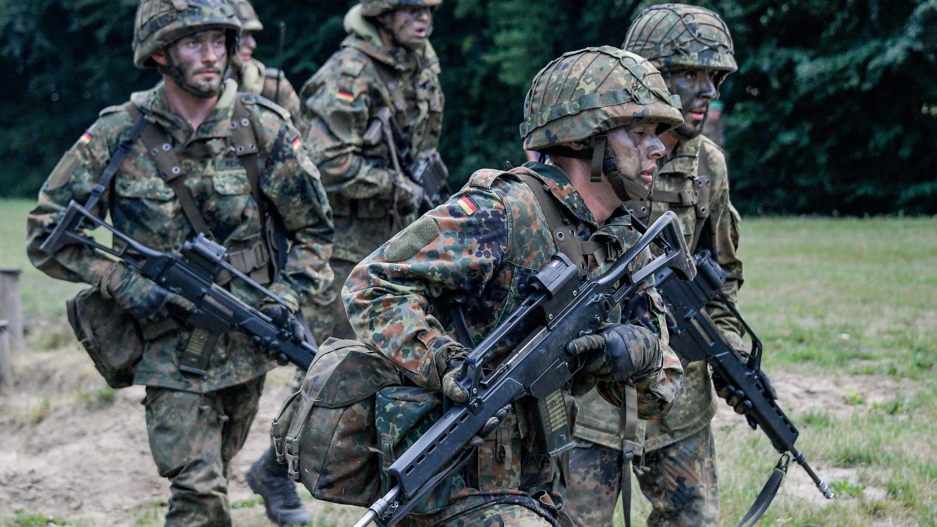 Soldaten des Panzergrenadierbataillon 401 nehmen an der Gefechtsausbildung teil: Der Inspekteur des Heeres, Generalleutnant Vollmer, stellte ein Pilotprojekt vor und gab an verschiedenen Stationen einen Einblick in das Konzept der neuen Grundausbildung.