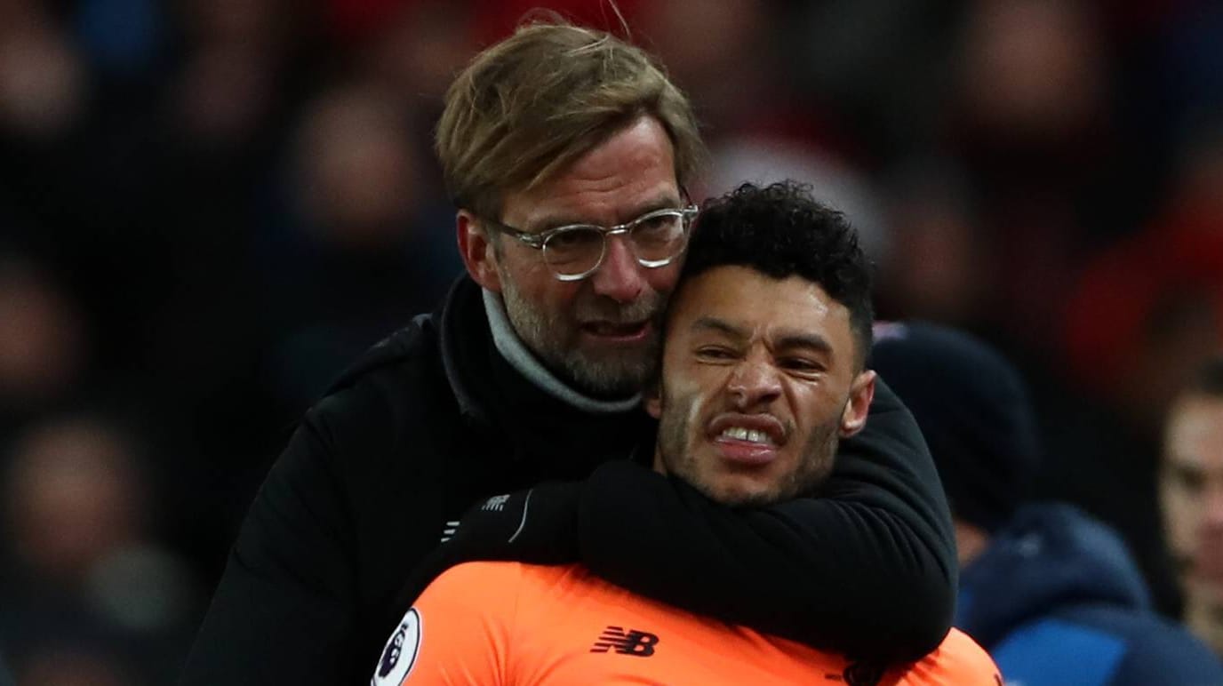 Jürgen Klopp (li.) muss bei Liverpool die gesamte Saison auf Mittelfeld-Star Alex Oxlade-Chamberlain verzichten.