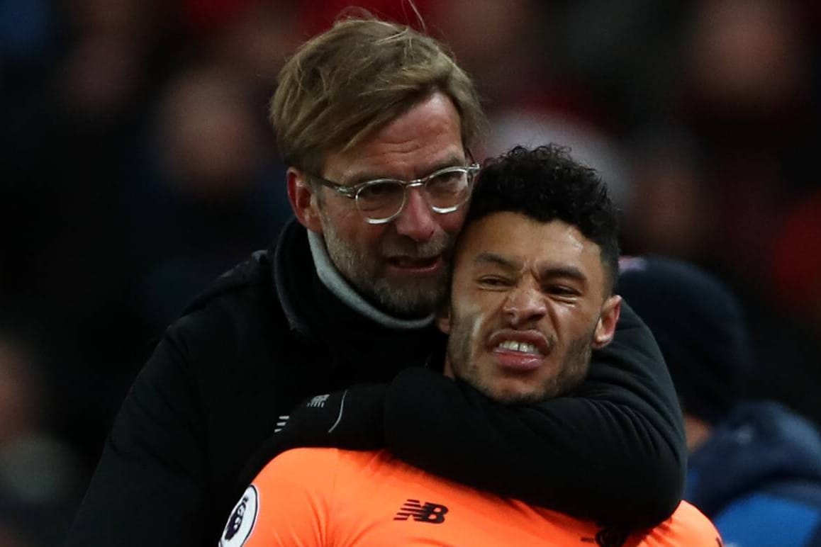 Jürgen Klopp (li.) muss bei Liverpool die gesamte Saison auf Mittelfeld-Star Alex Oxlade-Chamberlain verzichten.