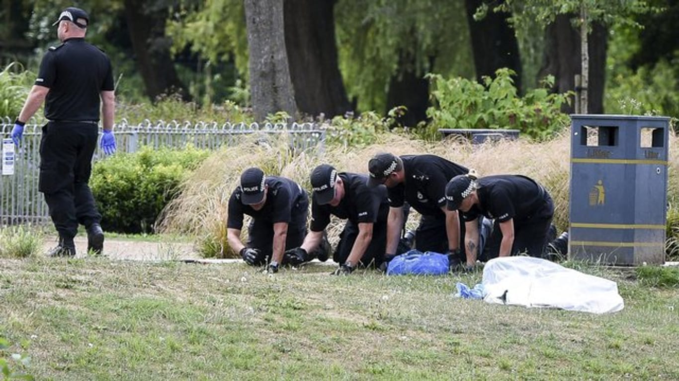 Polizisten suchen in den Queen Elizabeth Gardens in Salisbury nach Spuren.