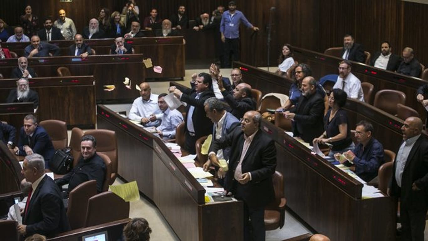 Arabische Abgeordnete protestieren in der Knesset gegen die Verabschiedung des "Nationalitätsgesetzes".