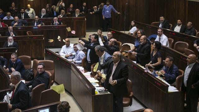 Arabische Abgeordnete protestieren in der Knesset gegen die Verabschiedung des "Nationalitätsgesetzes". Arabische Abgeordnete protestieren in der Knesset gegen die Verabschiedung des "Nationalitätsgesetzes".