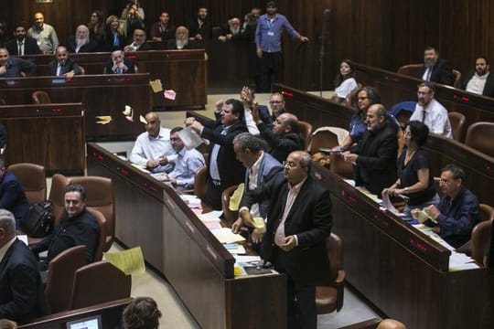 Arabische Abgeordnete protestieren in der Knesset gegen die Verabschiedung des "Nationalitätsgesetzes".
