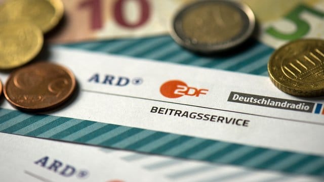 Nach dem Urteil des Bundesverfassungsgerichts müssen Menschen mit einer Zweitwohnung nicht mehr den doppelten Rundfunkbeitrag zahlen. Nach dem Urteil des Bundesverfassungsgerichts müssen Menschen mit einer Zweitwohnung nicht mehr den doppelten Rundfunkbeitrag zahlen.