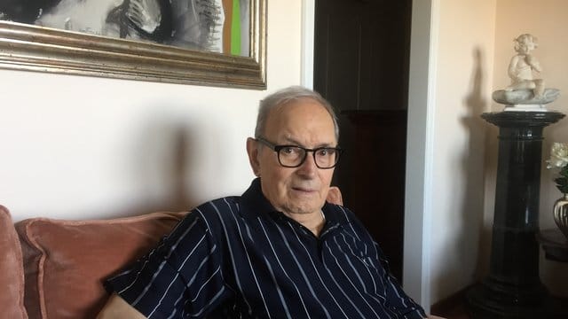 Der italienische Komponist Ennio Morricone in seiner Wohnung.
