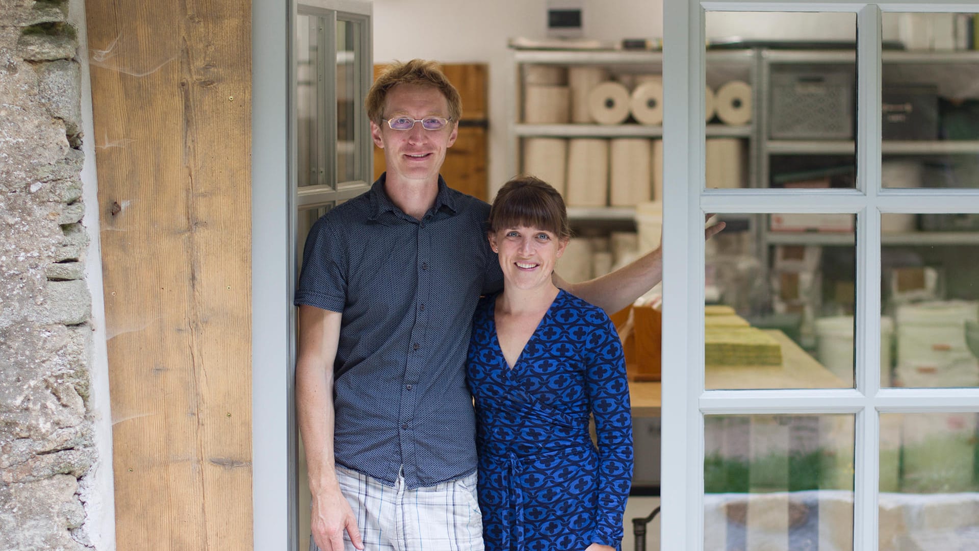 Benedikt und Rosa-Maria Wurth stellen Wachstücher her, mit denen Lebensmittel abgedeckt und frisch gehalten werden können.