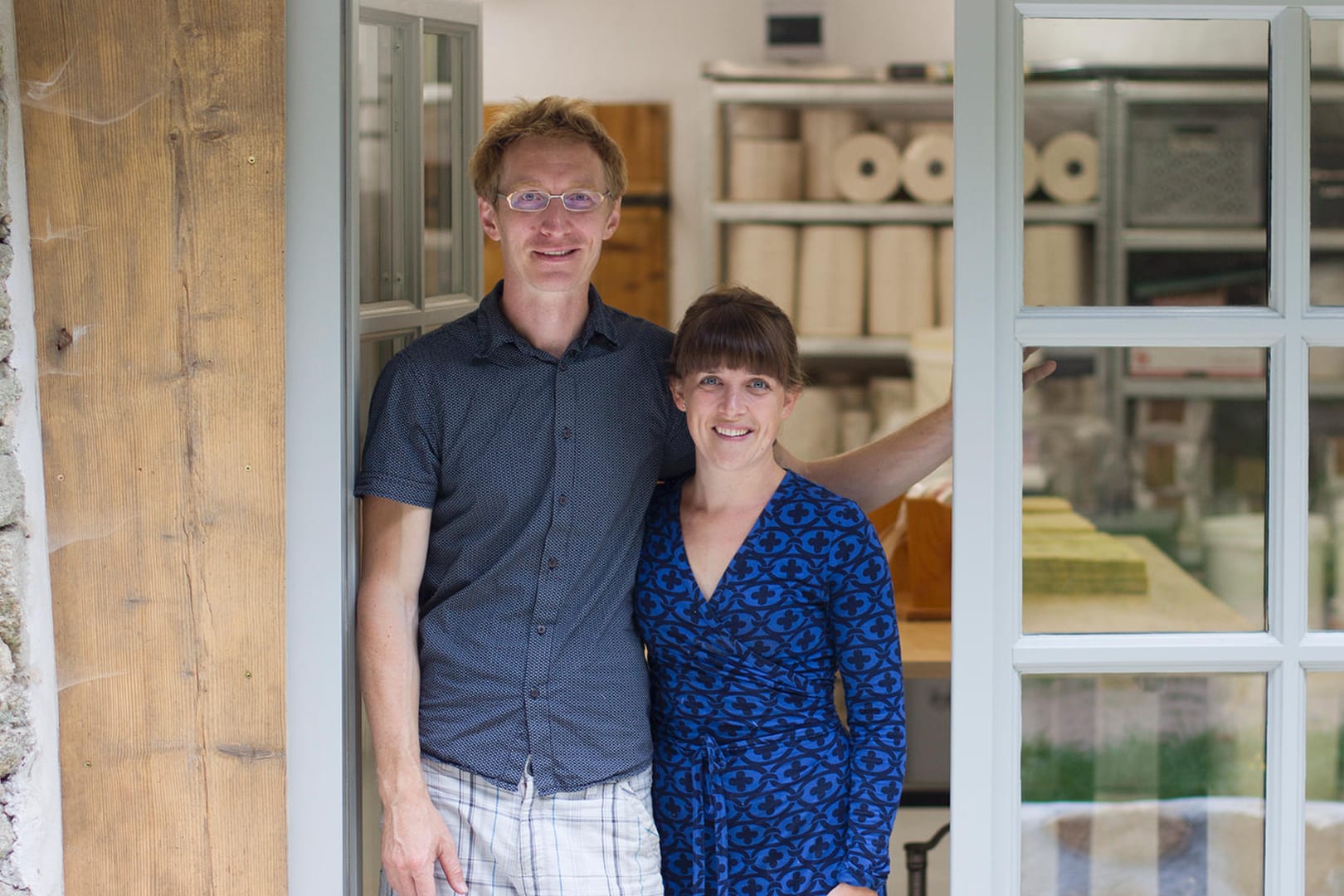 Benedikt und Rosa-Maria Wurth stellen Wachstücher her, mit denen Lebensmittel abgedeckt und frisch gehalten werden können.