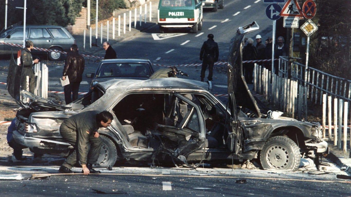 Das Wrack des Dienstwagens von Alfred Herrhausen: Im Jahr 1989 stirbt der Deutsche-Bank-Manager bei einem Bombenanschlag in Bad Homburg.