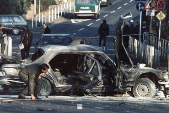 Das Wrack des Dienstwagens von Alfred Herrhausen: Im Jahr 1989 stirbt der Deutsche-Bank-Manager bei einem Bombenanschlag in Bad Homburg.