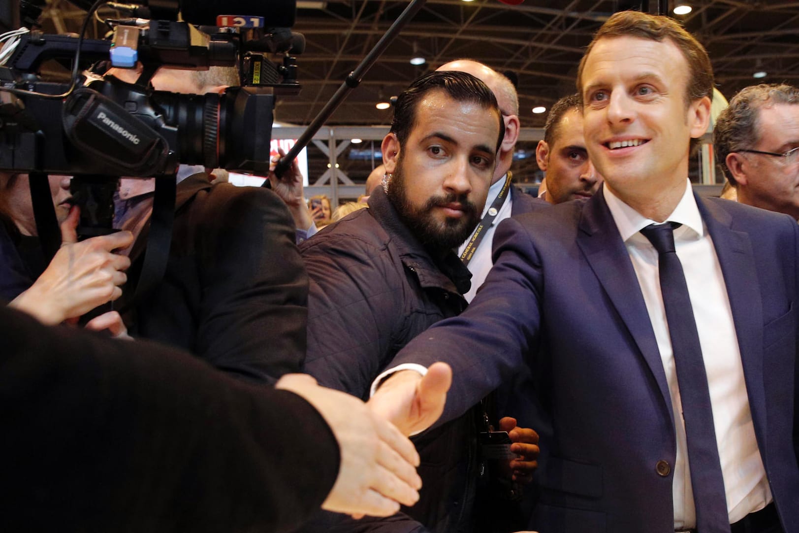 Alexandre Benalla (M.) war Macrons (r.) Sicherheitschef im Wahlkampf: Nach dem Vorfall am 1. Mai wurde er suspendiert und versetzt.