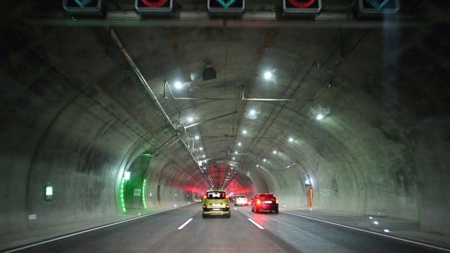 In einem Tunnel sollten Autofahrer den gesetzlichen Mindestabstand zu ihren Verkehrsteilnehmern verdoppeln. In einem Tunnel sollten Autofahrer den gesetzlichen Mindestabstand zu ihren Verkehrsteilnehmern verdoppeln.