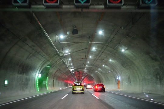 In einem Tunnel sollten Autofahrer den gesetzlichen Mindestabstand zu ihren Verkehrsteilnehmern verdoppeln.