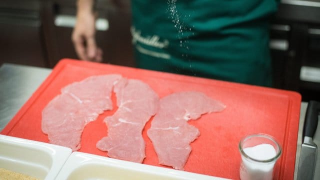 Oft landet Kalbfleisch als Schnitzel auf den Teller.