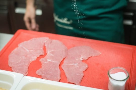 Oft landet Kalbfleisch als Schnitzel auf den Teller.