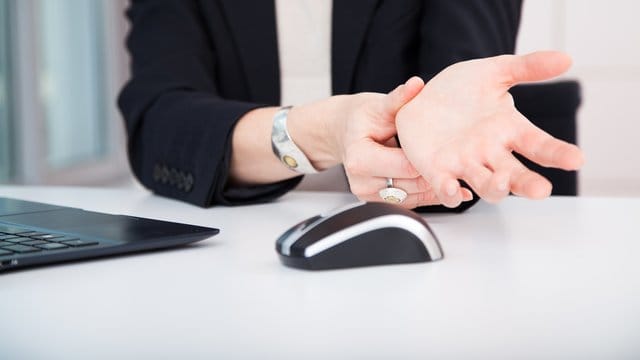 Eine Sehnenscheidenentzündung kann zum Beispiel durch langes Arbeiten am Computer entstehen. Eine Sehnenscheidenentzündung kann zum Beispiel durch langes Arbeiten am Computer entstehen.