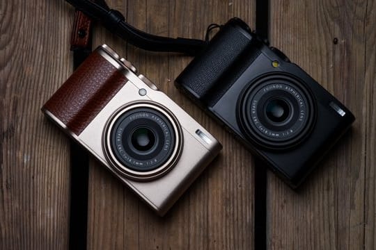 Ob in Gold oder Schwarz: Die Fujifilm XF10 verspricht mit ihrem APS-C-Sensor eine hohe Bildqualität.