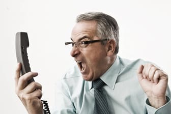 Wütender Mann am Telefon: Ein Hundefutter-Verkäufer aus Nürnberg betreibt unerlaubte Telefonwerbung. (Symbolbild)