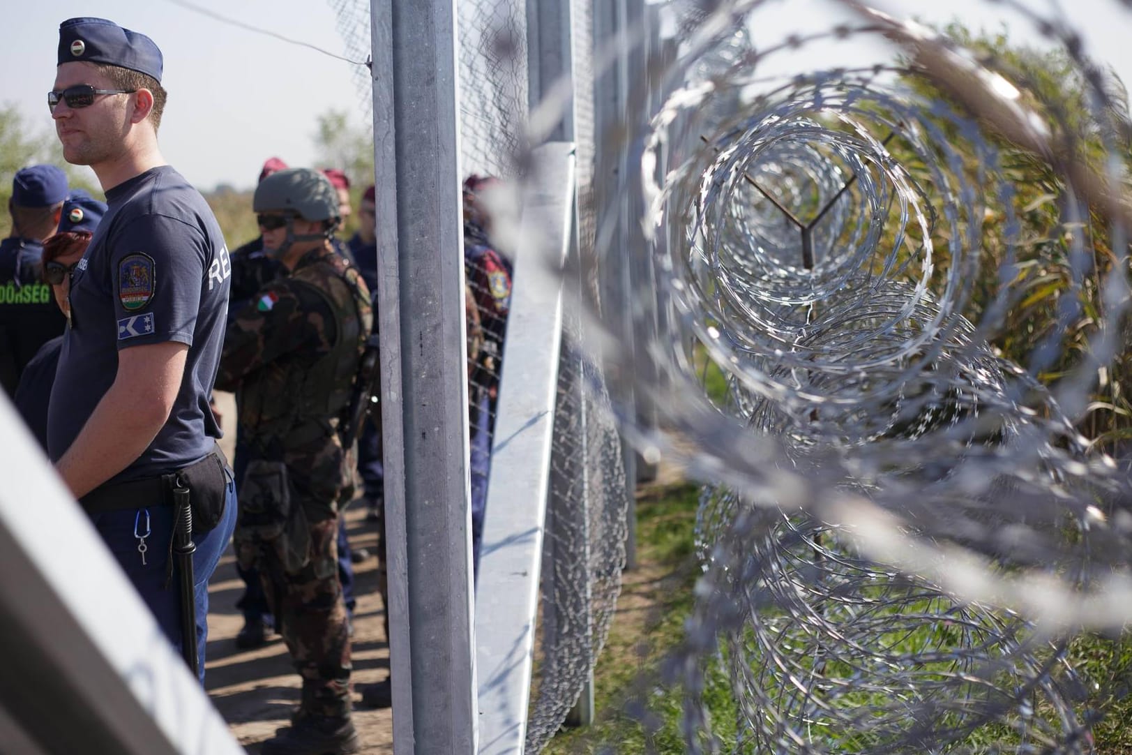 Ungarische Grenzpolizisten an der Grenze zu Serbien: Die EU beklagt unter anderem, dass Geflüchtete zu lange in Transitzonen festgehalten werden.