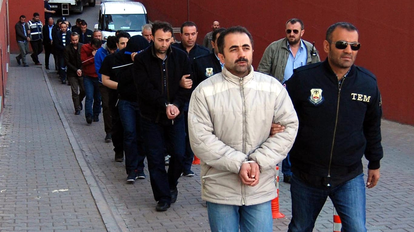 Kayseri im April 2017: Verhaftete, mutmaßliche Gülen-Anhänger werden von Polizisten abgeführt.