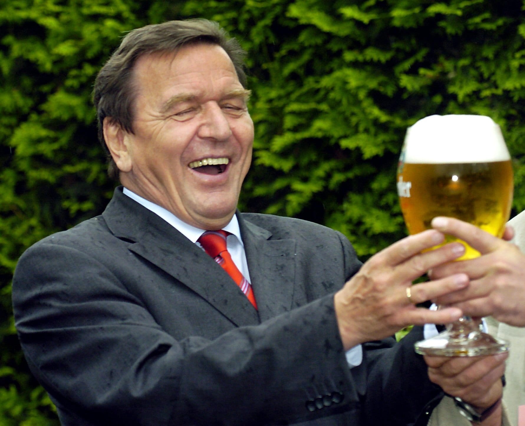 Juli 2004: Der damalige Kanzler Gerhard Schröder in der Gelsenkirchener Kleingartenanlage Bismarckhain. Der gelernte Jurist gibt sich gerne besonders volksnah.