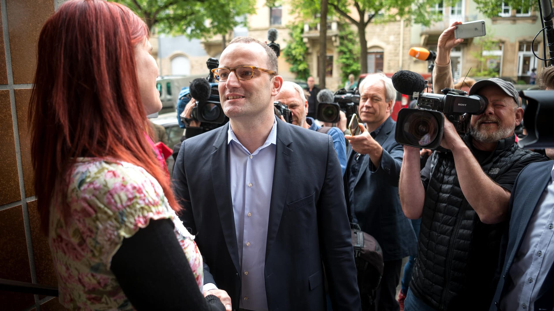 Großer Medienauflauf: Hartz-IV-Empfängerin Sandra Schlensog traf sich mit Gesundheitsminister Jens Spahn in ihrer Wohnung. Das Gespräch habe etwas gebracht, sagt die Karlsruherin, wenn auch nicht wie anfangs erhofft.