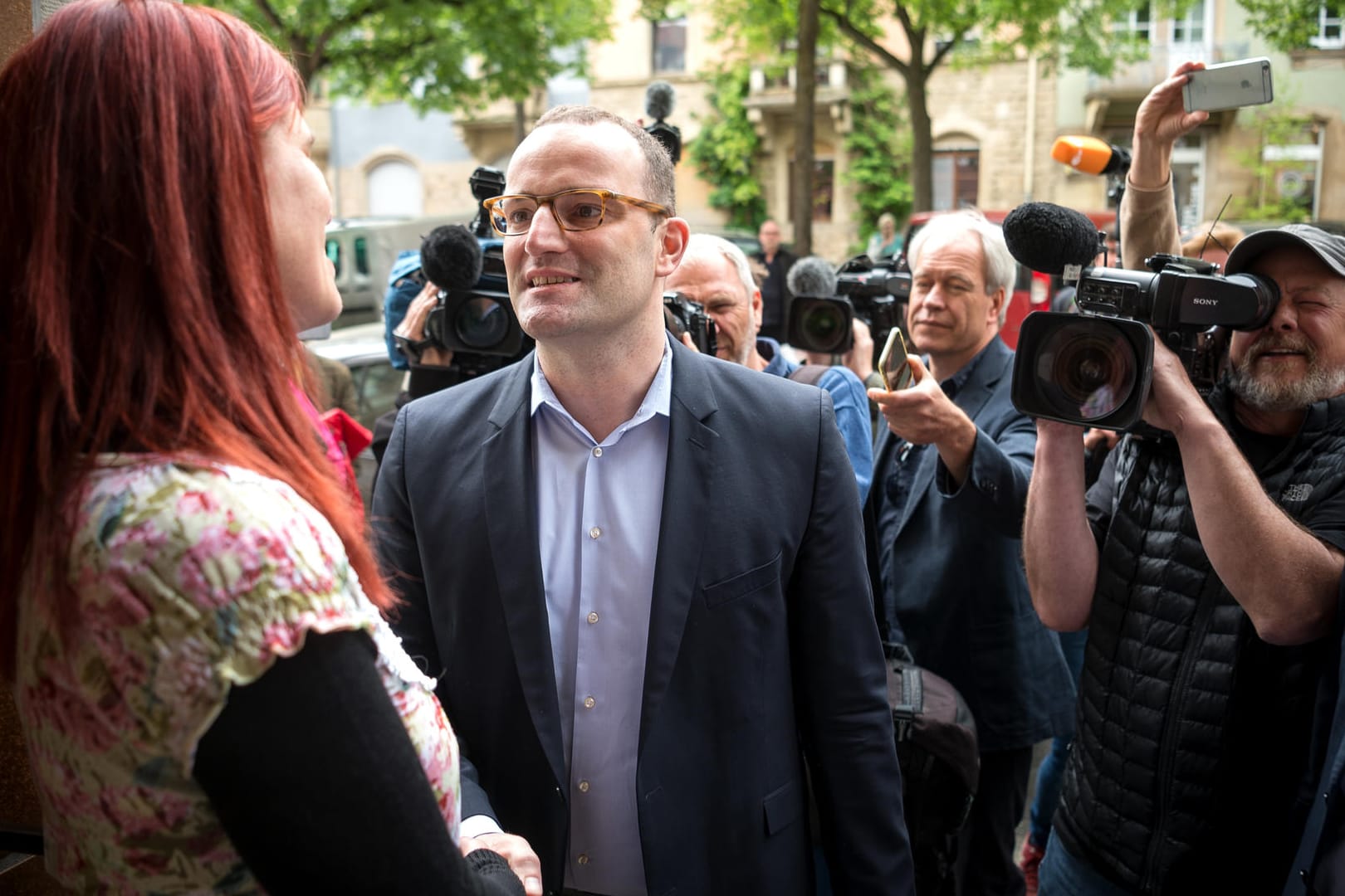 Großer Medienauflauf: Hartz-IV-Empfängerin Sandra Schlensog traf sich mit Gesundheitsminister Jens Spahn in ihrer Wohnung. Das Gespräch habe etwas gebracht, sagt die Karlsruherin, wenn auch nicht wie anfangs erhofft.