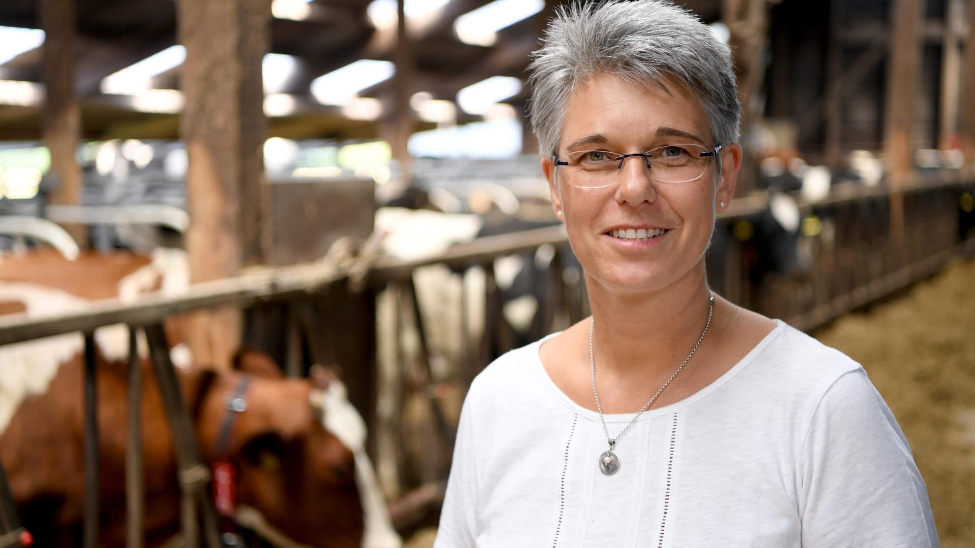 Bäuerin Ursula Trede in einem Stall auf ihrem Hof. Am Donnerstag kommt Kanzlerin Angela Merkel zu Besuch und will mit ihr über die Lage der Kleinbauern reden.