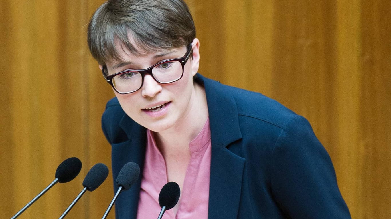 Die österreichische Ex-Politikerin Sigi Maurer: Sie veröffentlichte an sie adressierte obszöne Nachrichten und musste dafür vor Gericht.