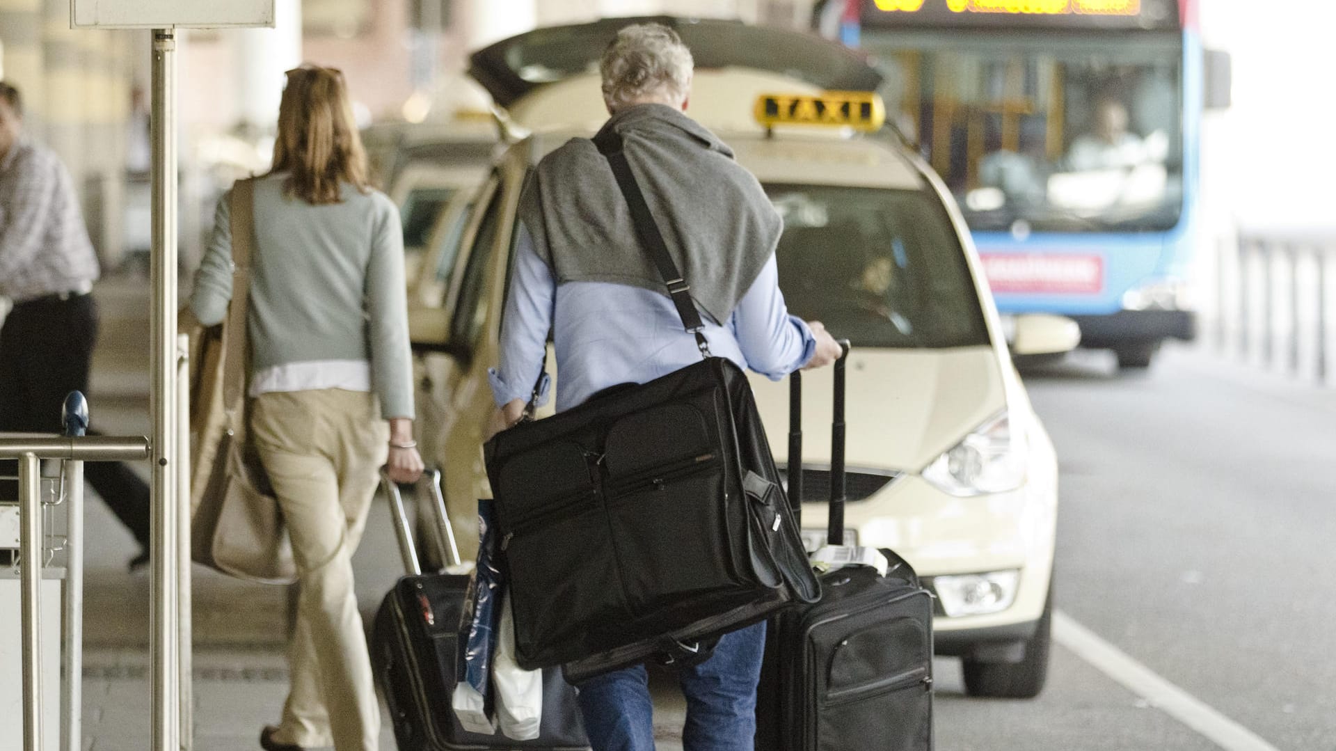 Taxis am Flughafen: Manchmal sind die Preise überteuert. Gerade im Ausland werden Urlauber gerne mal abgezockt.