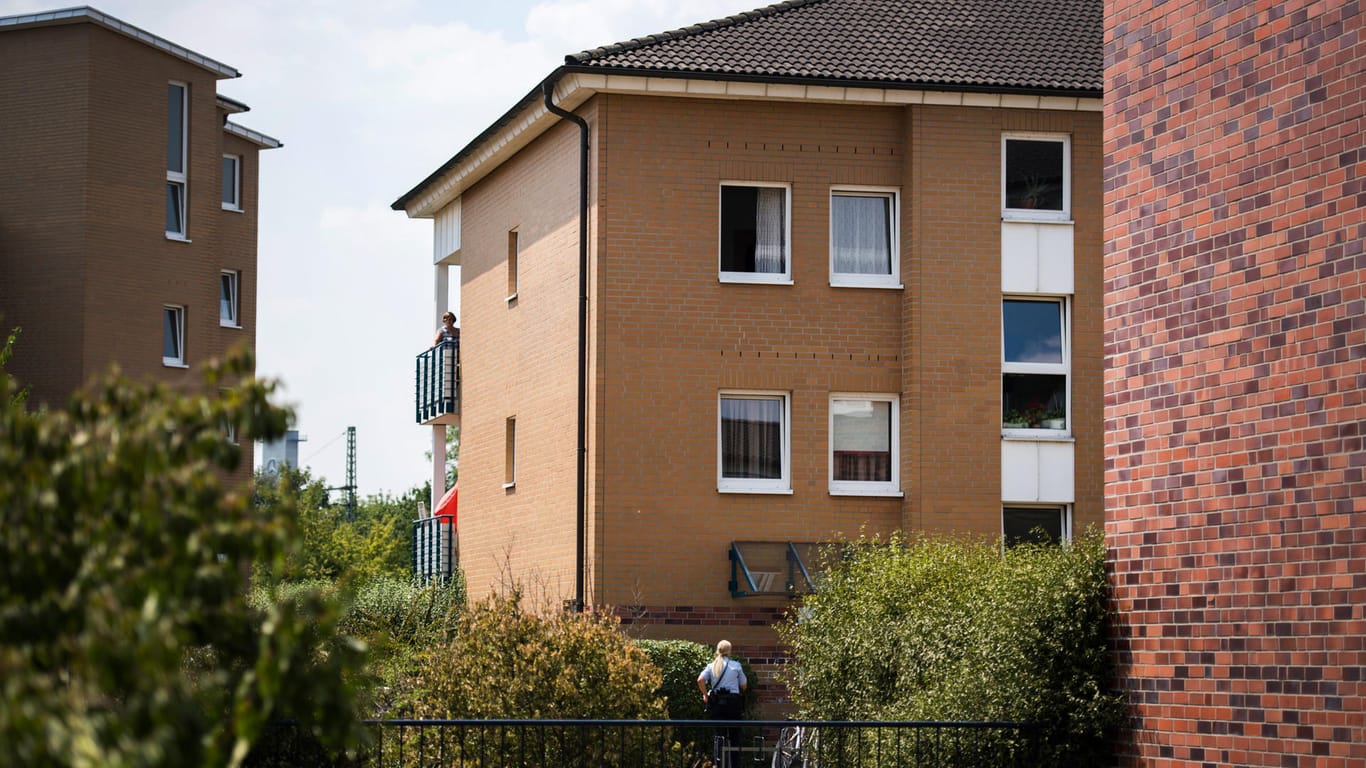 Das Wohnhaus in Düsseldorf: Hier ist ein sieben Jahre altes Mädchen leblos gefunden worden.