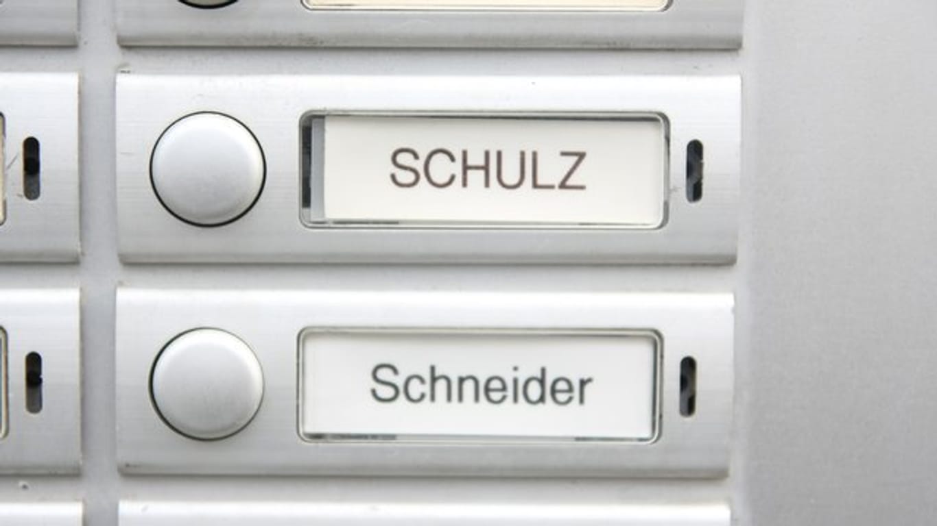 Typisch deutsche Namen auf Klingelschildern.