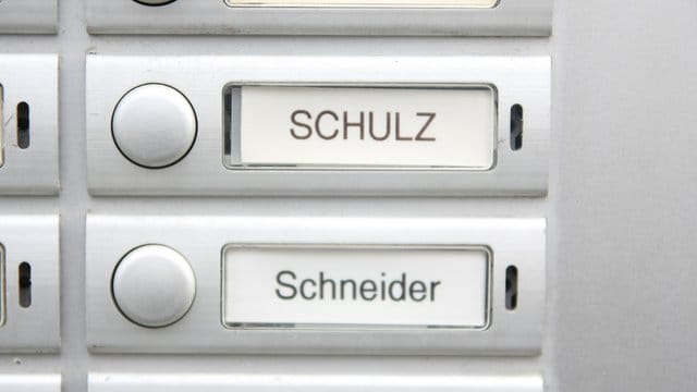 Typisch deutsche Namen auf Klingelschildern.