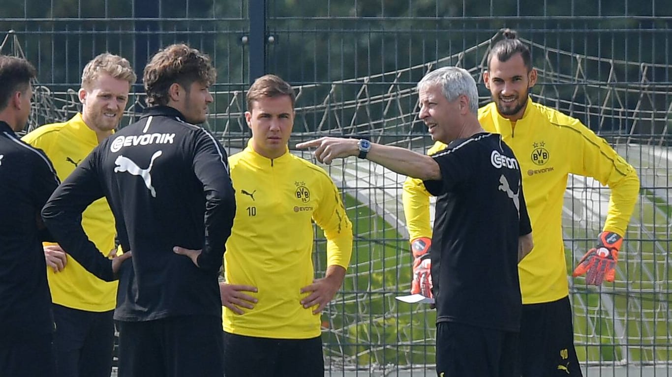 Neuer BVB-Trainer: Lucien Favre (2. v. r.) muss sich im BVB-Kader um mehrere Baustellen kümmern.