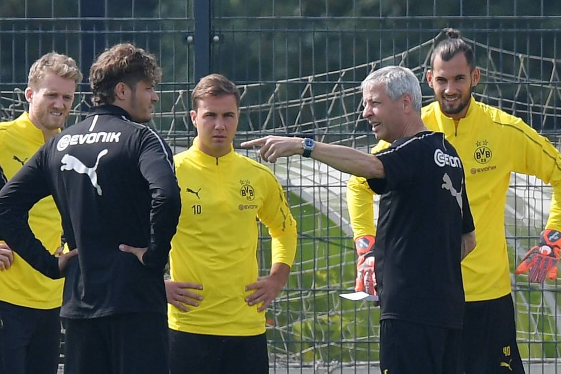 Neuer BVB-Trainer: Lucien Favre (2. v. r.) muss sich im BVB-Kader um mehrere Baustellen kümmern.