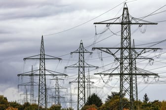 Strommasten: Die EU soll die Elektrizitätsrichtlinie und die Erdgasrichtlinie nicht richtig umgesetzt haben.