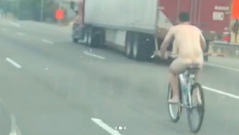 Highway 101 in Kalifornien: Ein nackter Radfahrer ist im kalifornischen San Jose die Autobahn lang gefahren. Highway 101 in Kalifornien: Ein nackter Radfahrer ist im kalifornischen San Jose die Autobahn lang gefahren.